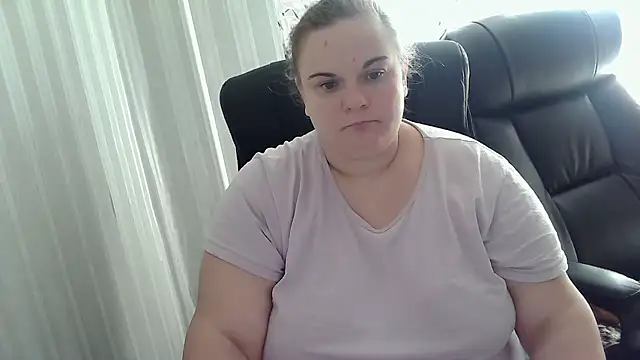 Snapshot of HollyXEva chatting on 09.25.25 HollyXEva online show from 09.25.25