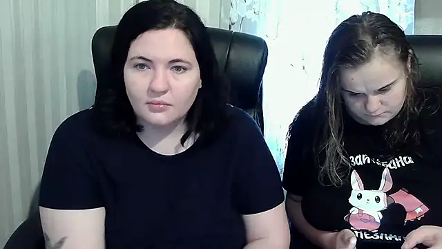 Snapshot of HollyXEva chatting on 10.02.25 HollyXEva online show from 10.02.25