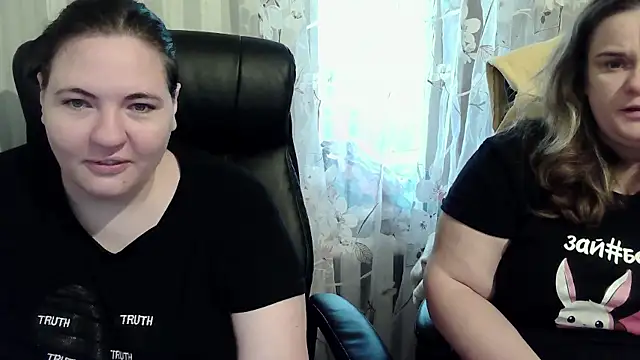 Snapshot of HollyXEva chatting on 10.05.25 HollyXEva online show from 10.05.25