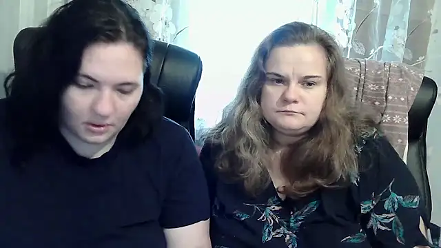 Snapshot of HollyXEva chatting on 10.07.25 HollyXEva online show from 10.07.25