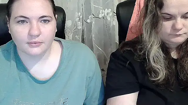 Snapshot of HollyXEva chatting on 10.08.25 HollyXEva online show from 10.08.25