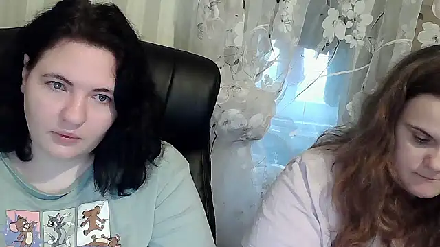 Snapshot of HollyXEva chatting on 10.20.25 HollyXEva online show from 10.20.25
