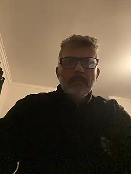 Snapshot of max219 chatting on 11.23.25 max219 online show from 11.23.25