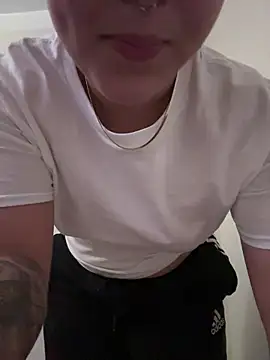 Snapshot of babykalirose chatting on 10.11.25 babykalirose online show from 10.11.25
