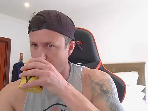 Snapshot of TroyDieselXXX chatting on 09.21.25 TroyDieselXXX online show from 09.21.25