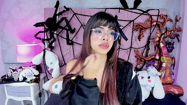 Snapshot of ZarahQueen chatting on 10.15.25 ZarahQueen online show from 10.15.25
