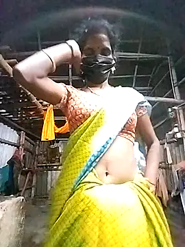 Snapshot of Tamilauntyhot chatting on 10.28.25 Tamilauntyhot online show from 10.28.25