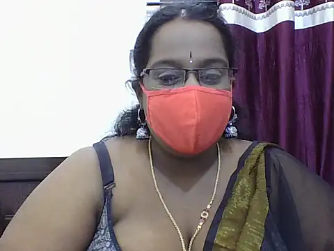 Snapshot of Reena-gowda chatting on 10.07.25 Reena-gowda online show from 10.07.25