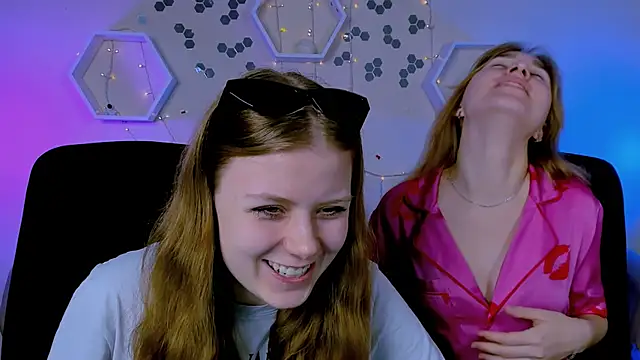 Snapshot of foxy_tease_ chatting on 11.07.25 foxy tease online show from 11.07.25