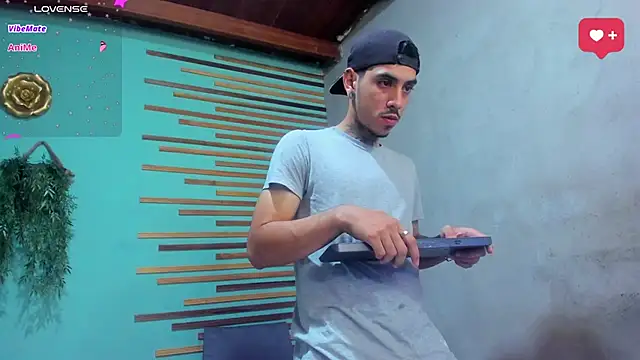 Snapshot of jharol_cardonaa chatting on 10.29.25 jharol cardonaa online show from 10.29.25