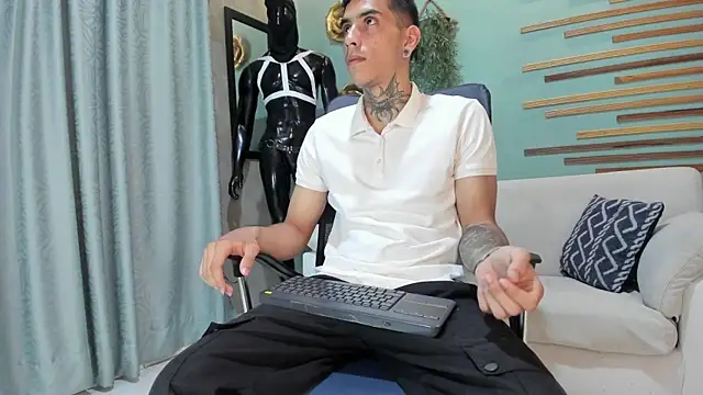 Snapshot of jharol_cardonaa chatting on 11.19.25 jharol cardonaa online show from 11.19.25