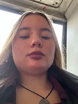 Snapshot of StephanieMur chatting on 09.18.25 StephanieMur online show from 09.18.25