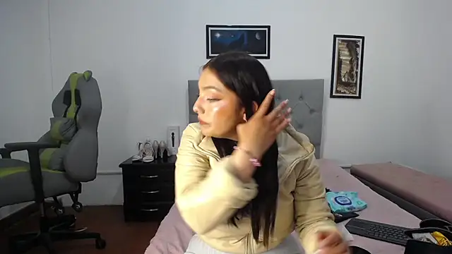 Esmeraldaa- online show from 11.11.25