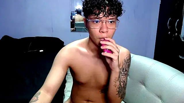 Snapshot of Dereck_Gils chatting on 12.04.25 Dereck Gils online show from 12.04.25