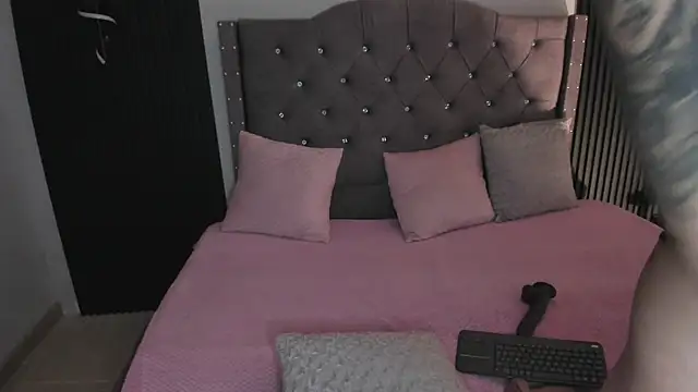 Scarbadgirl  online show from 10.20.25