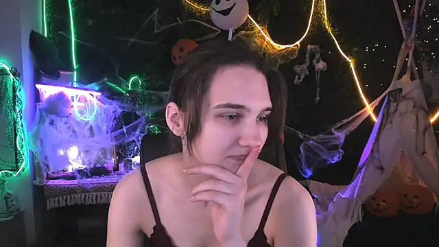 Snapshot of TessaMill chatting on 10.27.25 TessaMill online show from 10.27.25