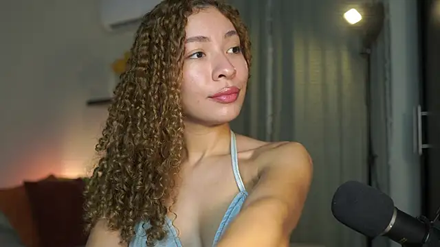 Snapshot of isabella-garcia- chatting on 09.16.25 isabella-garcia- online show from 09.16.25