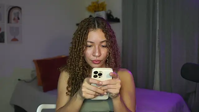 Snapshot of isabella-garcia- chatting on 09.20.25 isabella-garcia- online show from 09.20.25