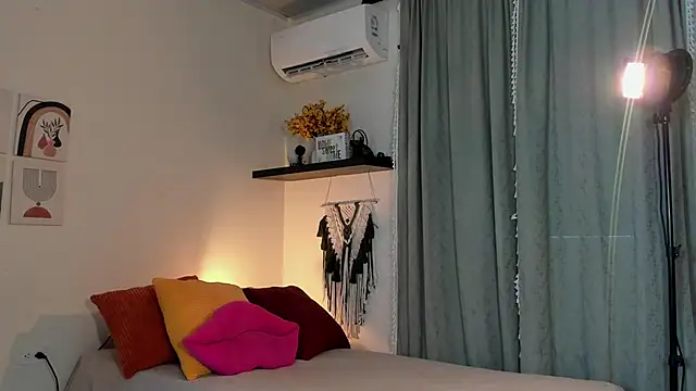 Snapshot of isabella-garcia- chatting on 09.28.25 isabella-garcia- online show from 09.28.25