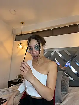 Snapshot of Hanna_Cornee_ chatting on 11.14.25 Hanna Cornee online show from 11.14.25