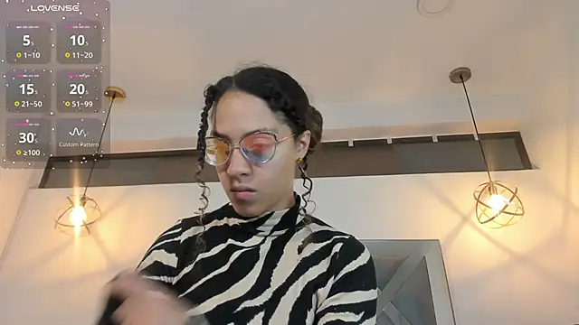 Snapshot of Hanna_Cornee_ chatting on 11.21.25 Hanna Cornee online show from 11.21.25