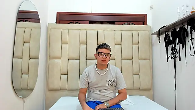 Snapshot of DavilANDkevin2 chatting on 10.20.25 DavilANDkevin2 online show from 10.20.25