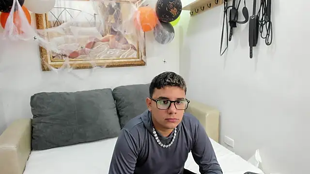 Snapshot of DavilANDkevin2 chatting on 10.25.25 DavilANDkevin2 online show from 10.25.25