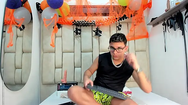 Snapshot of DavilANDkevin2 chatting on 10.28.25 DavilANDkevin2 online show from 10.28.25