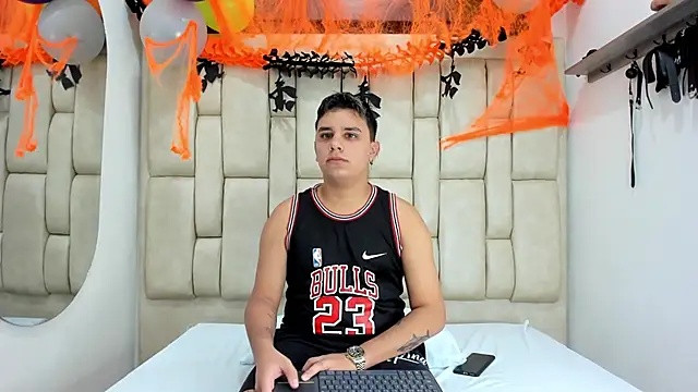 Snapshot of DavilANDkevin2 chatting on 10.29.25 DavilANDkevin2 online show from 10.29.25