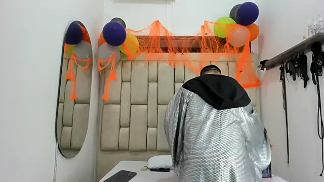 Snapshot of DavilANDkevin2 chatting on 10.31.25 DavilANDkevin2 online show from 10.31.25