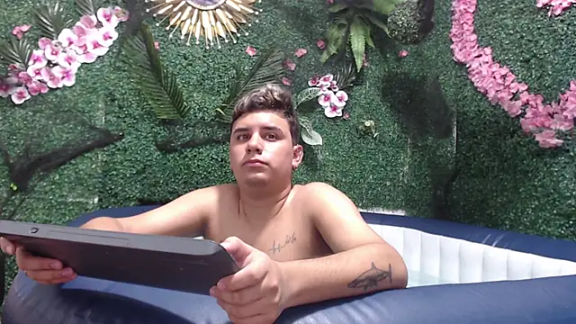 Snapshot of DavilANDkevin2 chatting on 11.01.25 DavilANDkevin2 online show from 11.01.25