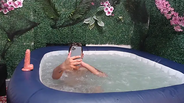 Snapshot of DavilANDkevin2 chatting on 11.04.25 DavilANDkevin2 online show from 11.04.25