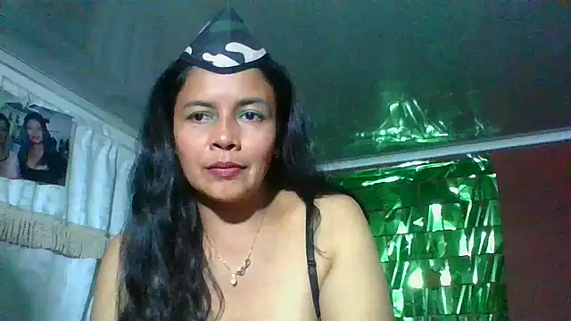 Snapshot of DianaOchoa_ chatting on 10.20.25 DianaOchoa online show from 10.20.25