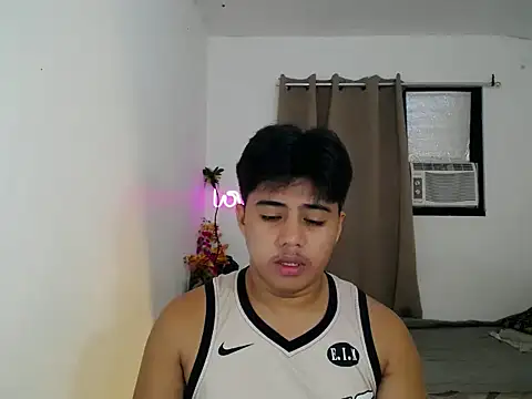 Snapshot of Hugecock2hundle_intown chatting on 11.15.25 Hugecock2hundle intown online show from 11.15.25