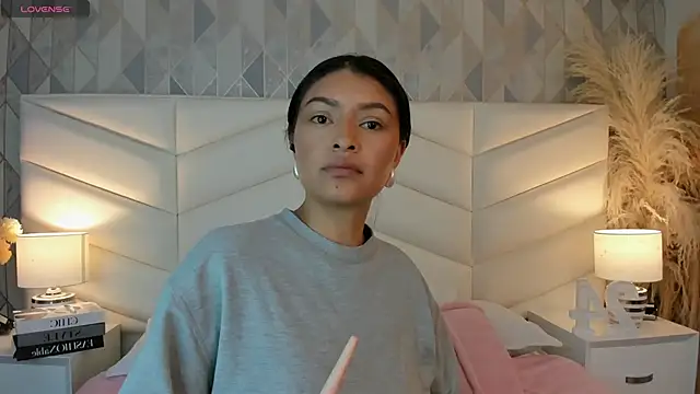 Snapshot of victoria___jonnes chatting on 09.18.25 victoria jonnes online show from 09.18.25