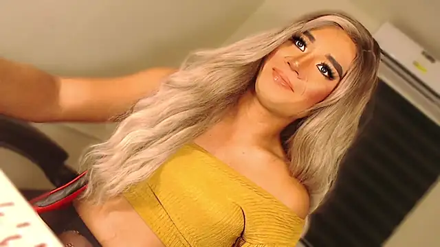 Snapshot of SissifyMeNow chatting on 10.04.25 SissifyMeNow online show from 10.04.25