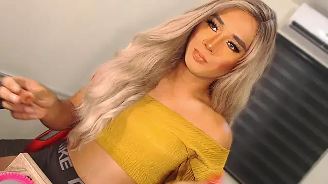 Snapshot of SissifyMeNow chatting on 10.06.25 SissifyMeNow online show from 10.06.25