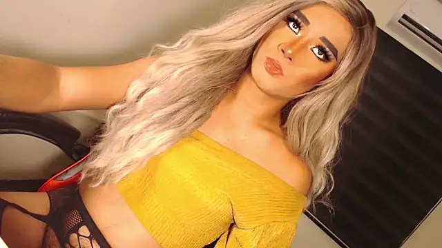 Snapshot of SissifyMeNow chatting on 10.09.25 SissifyMeNow online show from 10.09.25