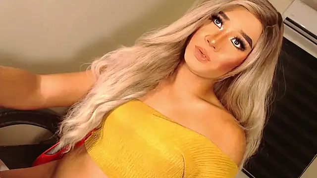 Snapshot of SissifyMeNow chatting on 10.10.25 SissifyMeNow online show from 10.10.25