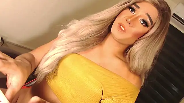 Snapshot of SissifyMeNow chatting on 10.12.25 SissifyMeNow online show from 10.12.25