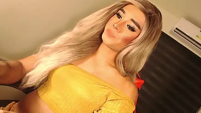 Snapshot of SissifyMeNow chatting on 10.13.25 SissifyMeNow online show from 10.13.25