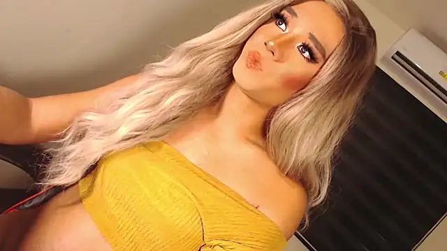 Snapshot of SissifyMeNow chatting on 10.23.25 SissifyMeNow online show from 10.23.25