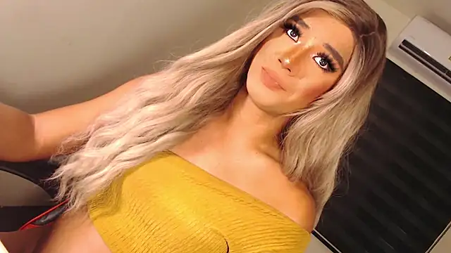 Snapshot of SissifyMeNow chatting on 10.24.25 SissifyMeNow online show from 10.24.25