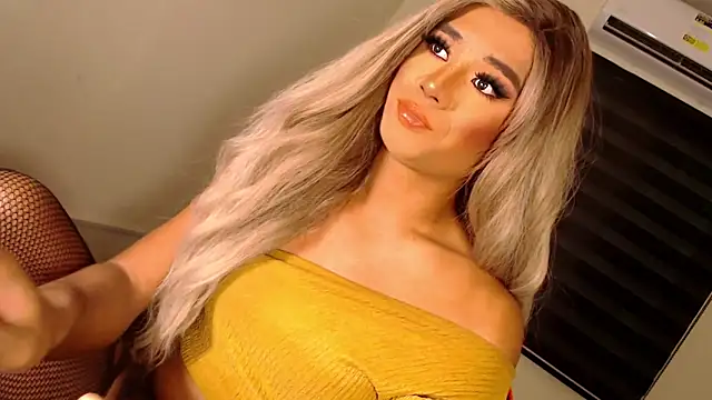 Snapshot of SissifyMeNow chatting on 10.27.25 SissifyMeNow online show from 10.27.25