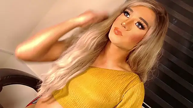 Snapshot of SissifyMeNow chatting on 11.02.25 SissifyMeNow online show from 11.02.25