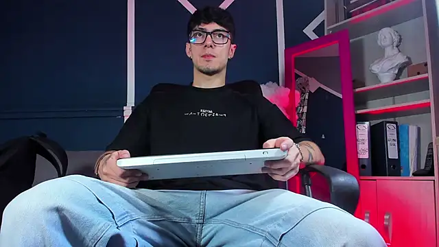 etham wolf  online show from 12.01.25