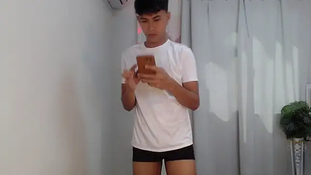 Snapshot of shokolet_2001 chatting on 12.05.25 shokolet 2001 online show from 12.05.25