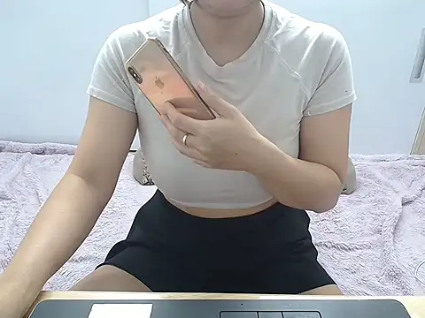 Snapshot of Amiee_Showhottie chatting on 10.20.25 Amiee Showhottie online show from 10.20.25