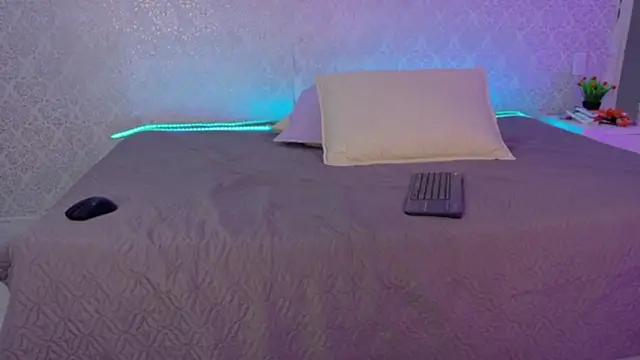 BeccaReedd online show from 11.23.25