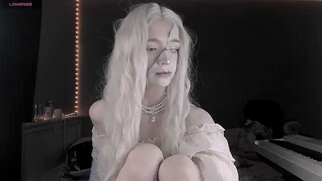 Snapshot of MelissaReis chatting on 10.31.25 MelissaReis online show from 10.31.25